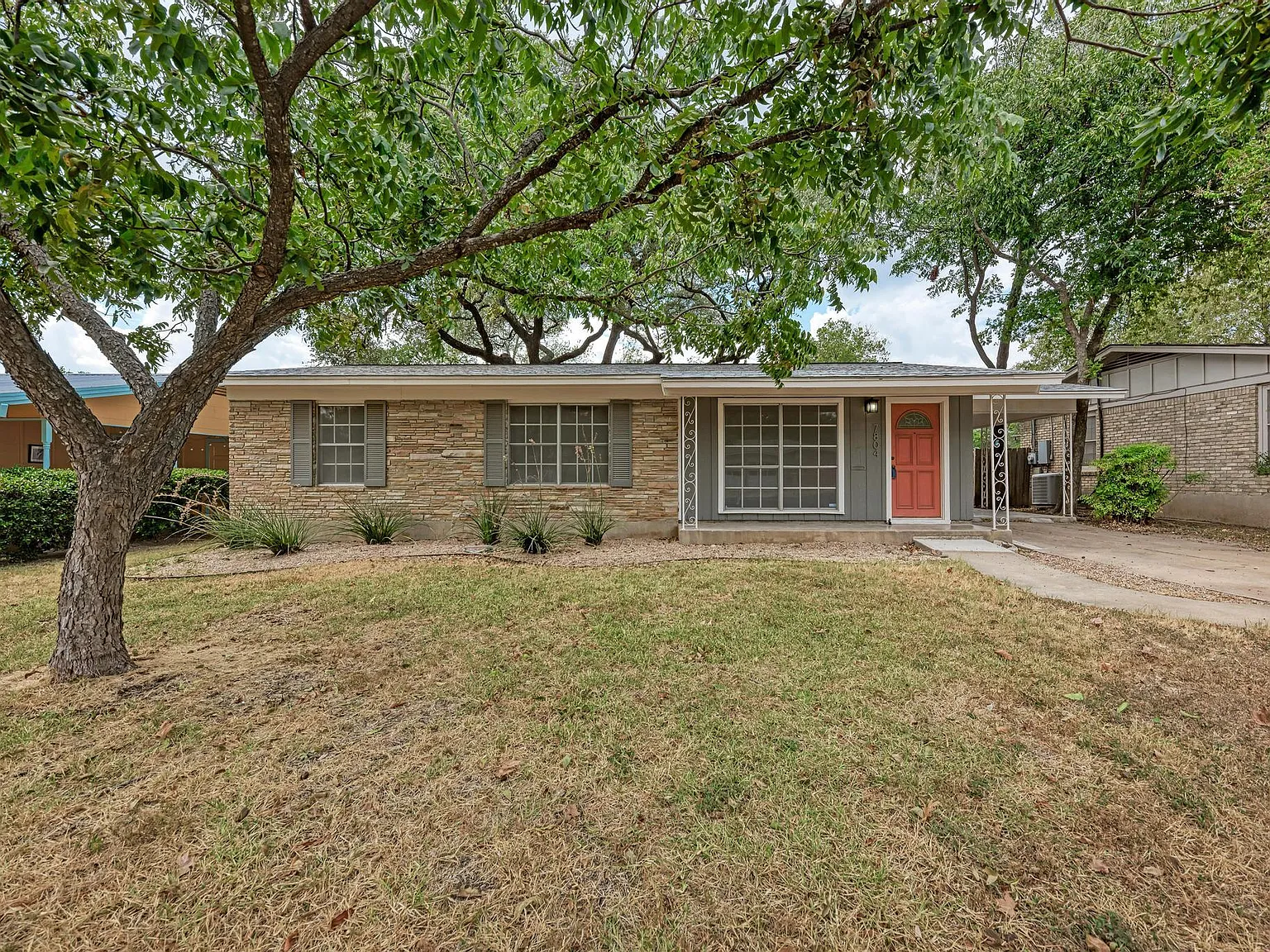 3 bed, 1.0 bath, 1190 sqft, $2,100 — Photo 4