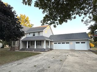 13 Greenbriar Dr, Mattoon, IL 61938
