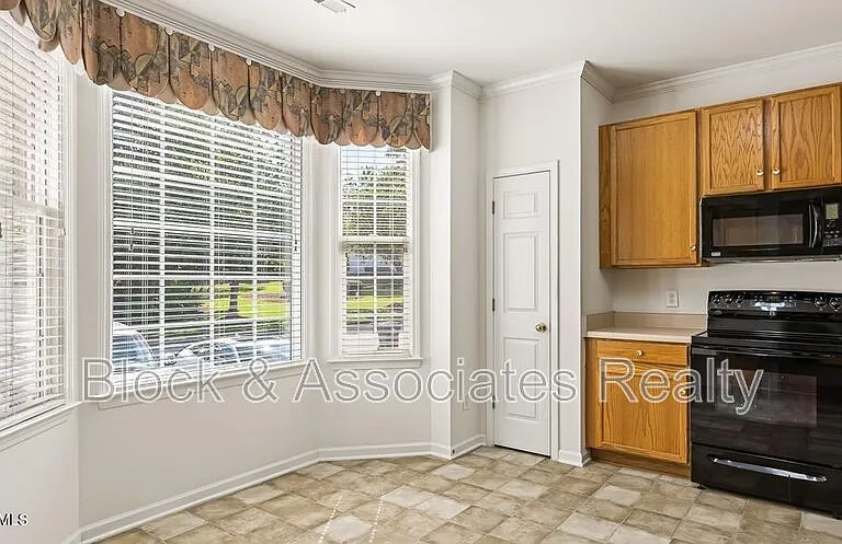 304 Nottinghill Walk — Photo 5