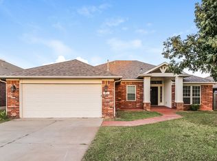 608 Applewood St, Moore, OK 73160