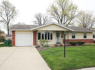 221 Brookhaven Dr, Elk Grove Village, IL 60007