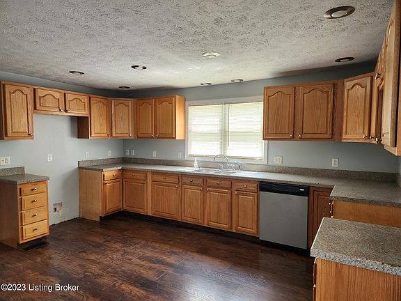 3rd image of 415 Marcus St