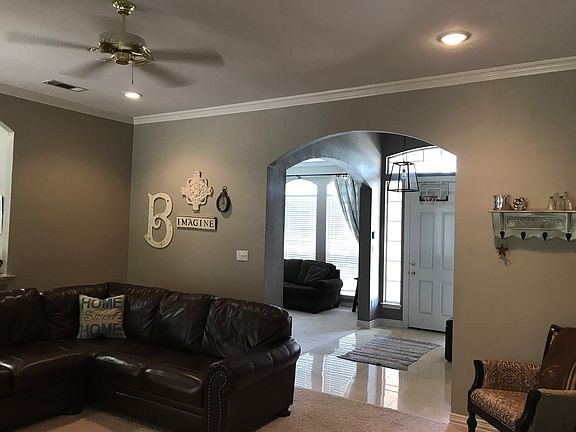 4th image of 705 Greenbriar Dr