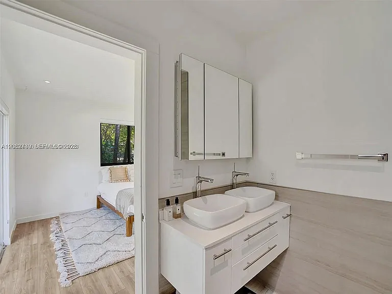 5705 SW 60th Ave — Photo 20