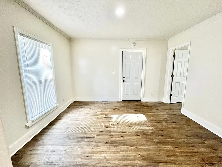 1118 W Whitney Ave — Photo 5