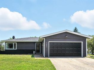 1221 Edingale Dr, Iowa City, IA 52246