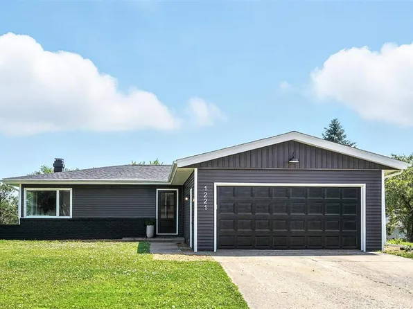 1221 Edingale Dr, Iowa City, IA 52246