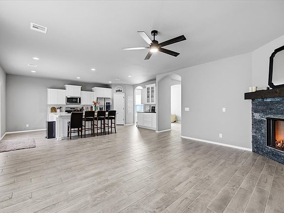 5th image of 808 E Edgewater Pl S