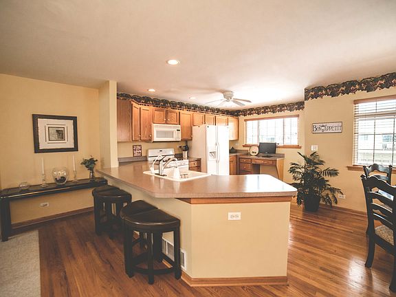 2nd image of 425 E Willow St #425