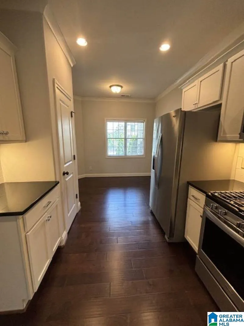 3 bed, 2.5 bath, 1674 sqft, $2,665 — Photo 2