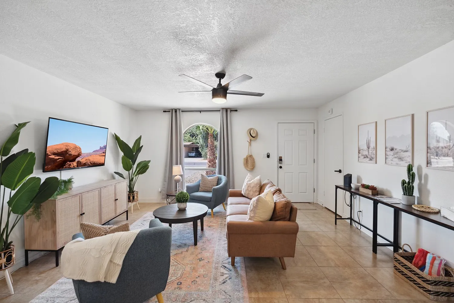 2832 E Sylvia St — Photo 1