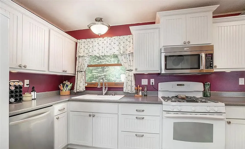 4 bed, 2436 sqft, $2,400 — Photo 2