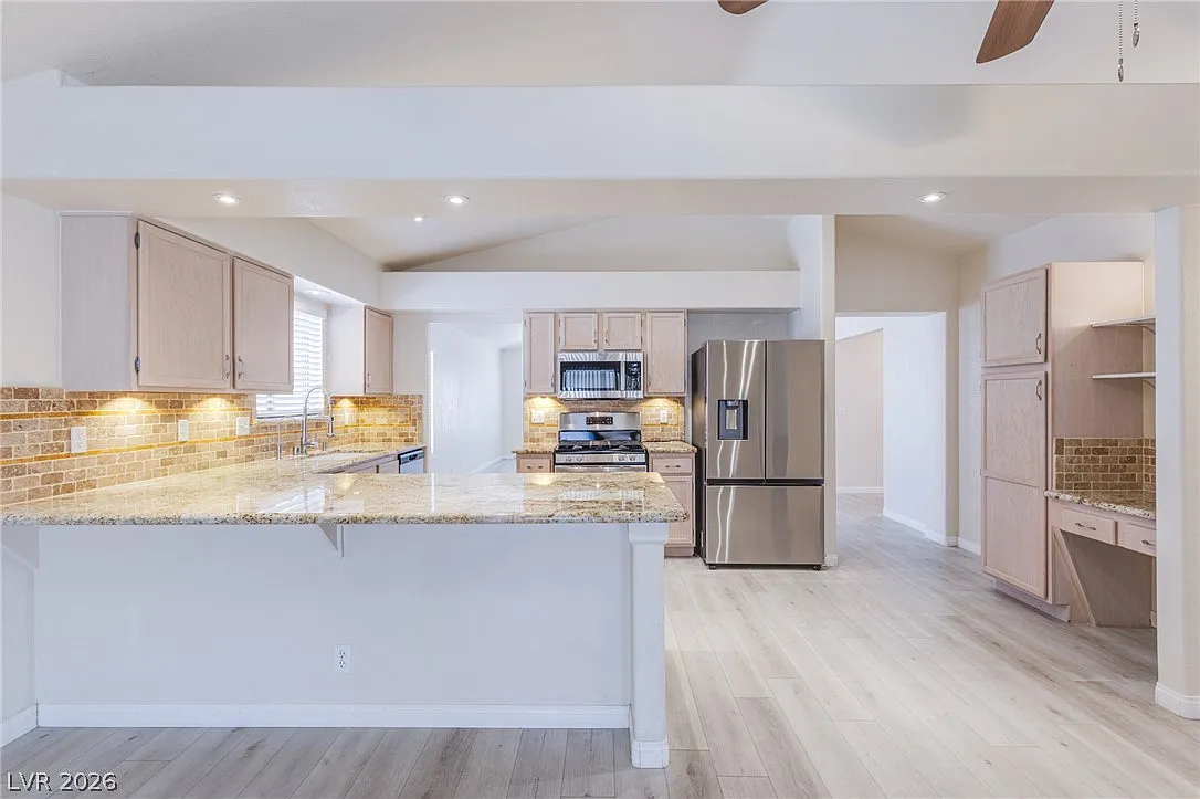 3 bed, 2.0 bath, 1829 sqft, $2,300 — Photo 4