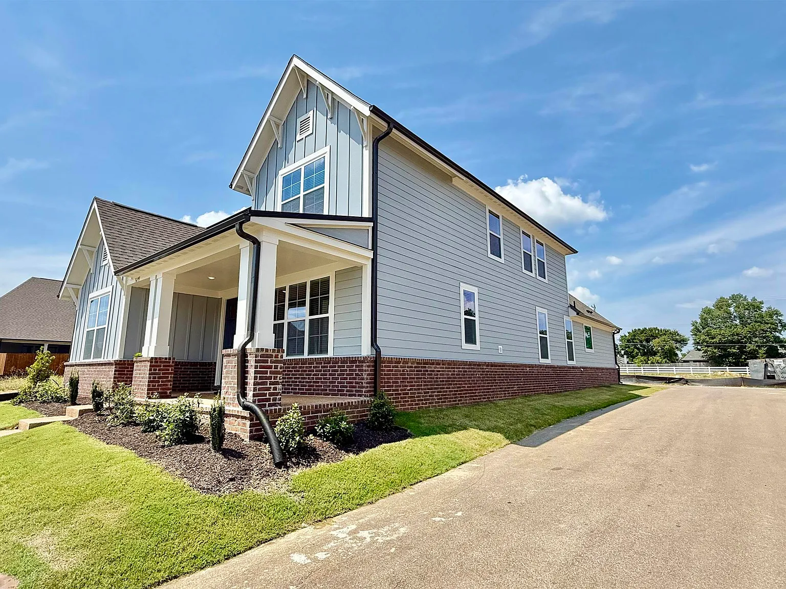 4 bed, 3.0 bath, 2553 sqft, $3,100 — Photo 2