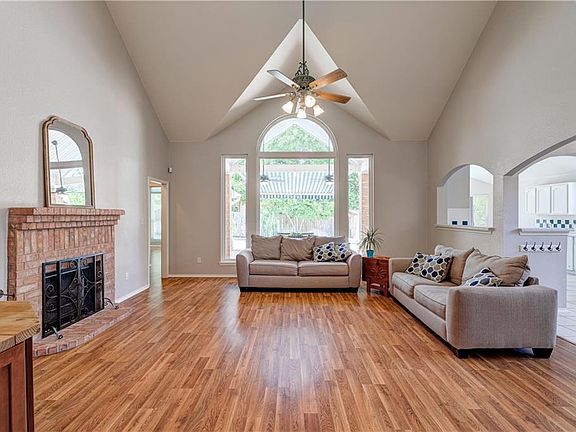 5th image of 813 Ivy Dr