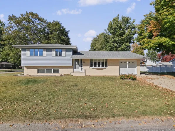 31 Hillcrest Dr, Tuscola, IL 61953