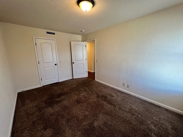 Renaissance Park Apartments — Photo 6