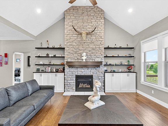 3rd image of 1632 W Gaslight Drive