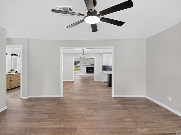 3rd image of 1025 Oakhurst Dr