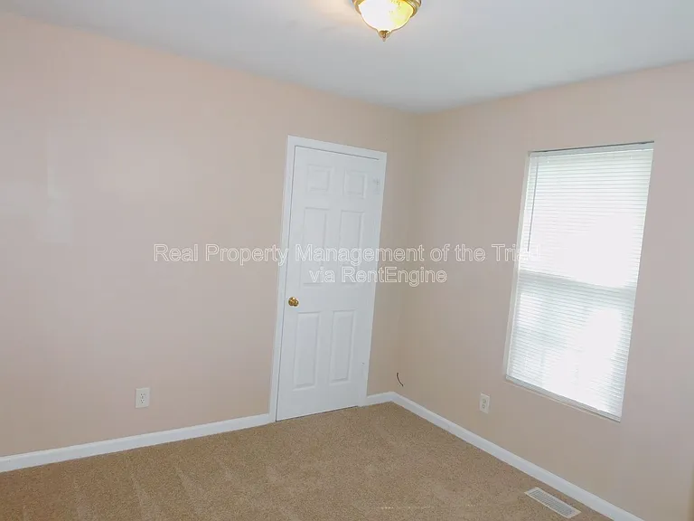 909 Beaumont Ave — Photo 13