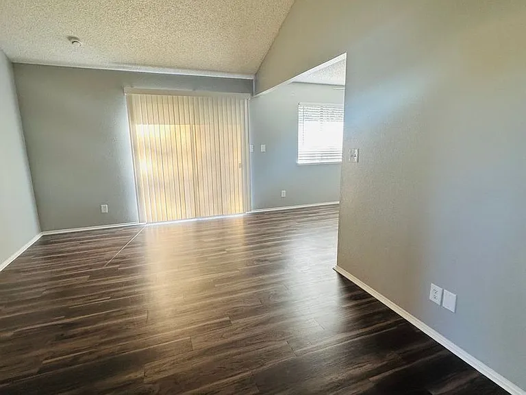 3829 Whitney Ave — Photo 21