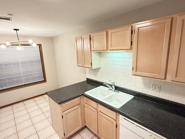 1603 W Hawkes St #1 — Photo 11