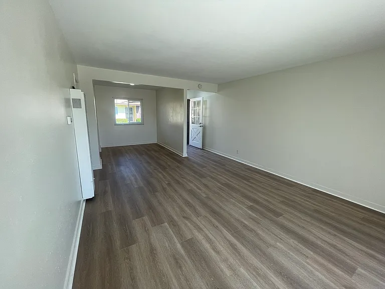 228 S Oak St — Photo 5