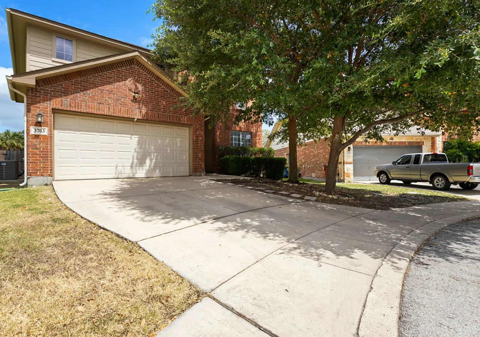 Charming Home Awaits: Spacious & in a Prime Location — Photo 2
