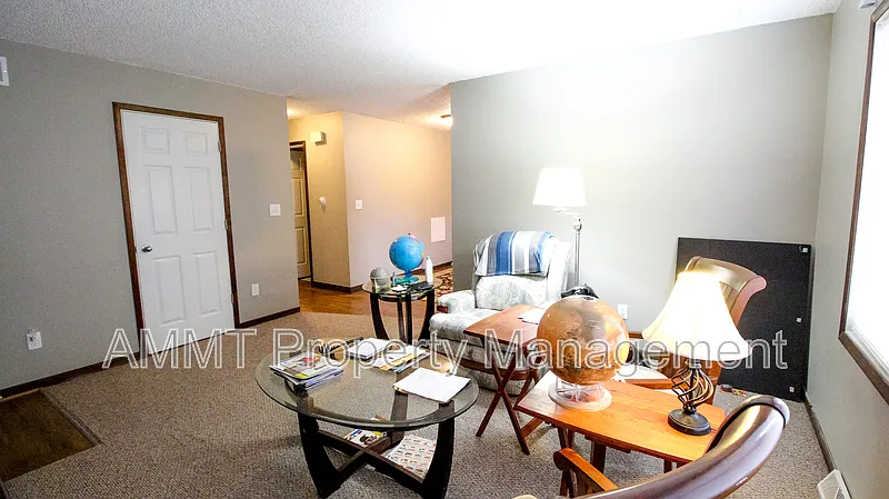 2 bed, 1.0 bath, 800 sqft, $1,250 — Photo 2