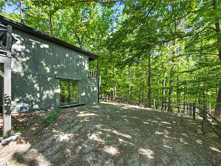 114 Cherokee Dr S — Photo 47