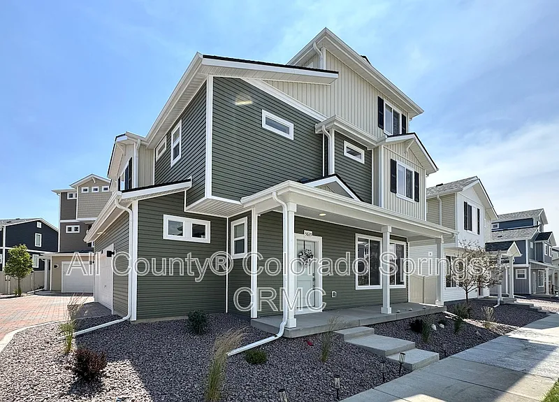 3 bed, 2.5 bath, 2026 sqft, $2,550 — Photo 2