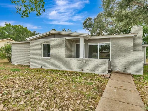 611 Sarah St, Edna, TX 77957