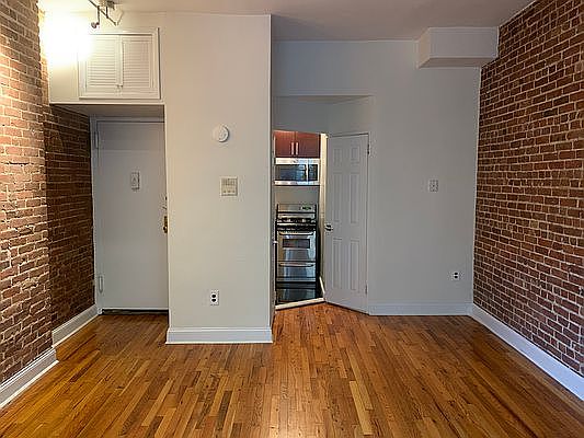 2nd image of 151 W 82nd St APT 5E