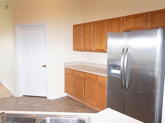 5th image of 161 Winsor Ave