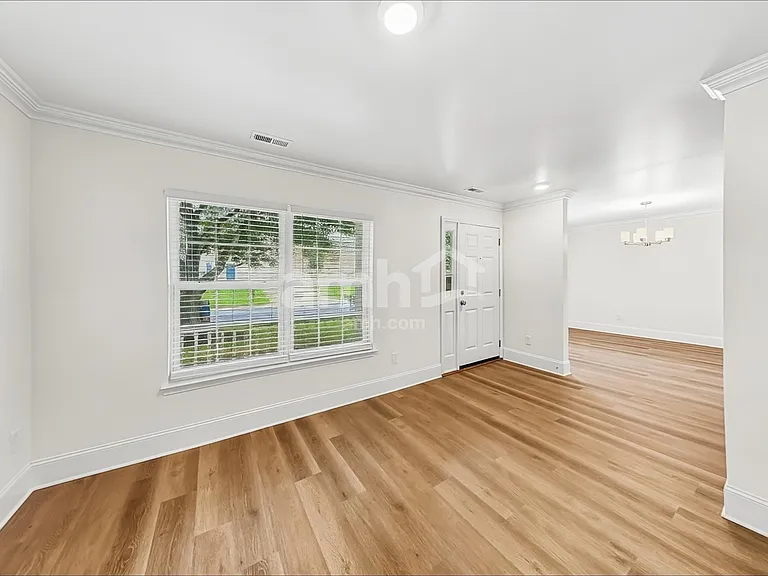 3911 Laurel View Cir — Photo 8
