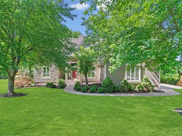 5733 N Pointe Ter, Parkville, MO 64152