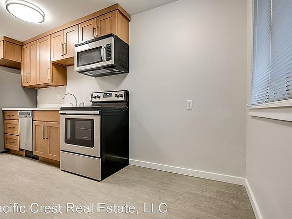 4th image of 121 14th Ave E #16e4cddcb