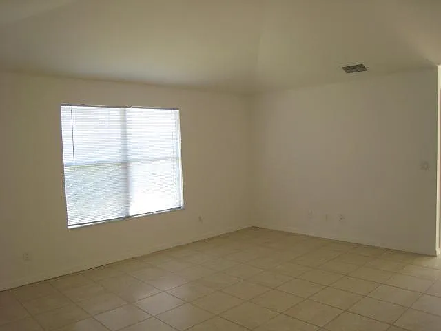 2 + DEN / 2 bath / 1-car garage - tile throughout — Photo 4