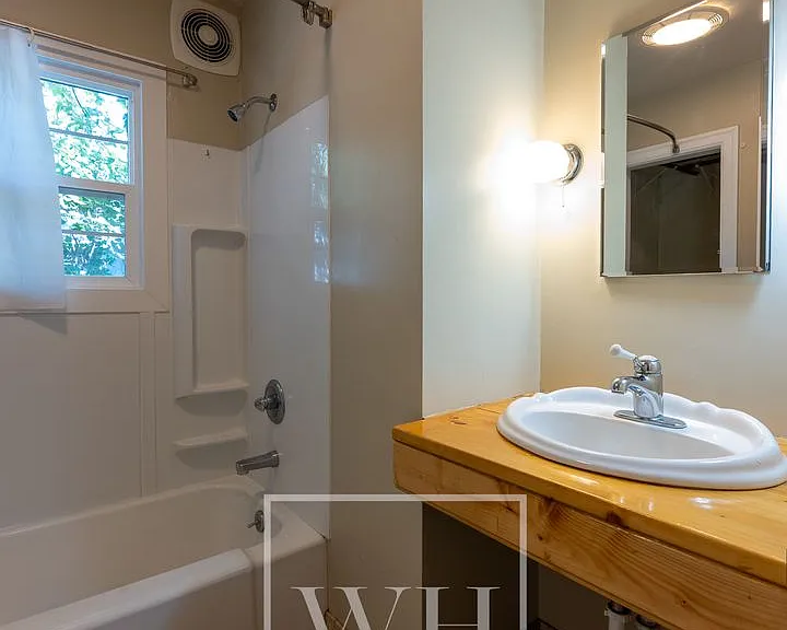 627 E Maple St — Photo 10