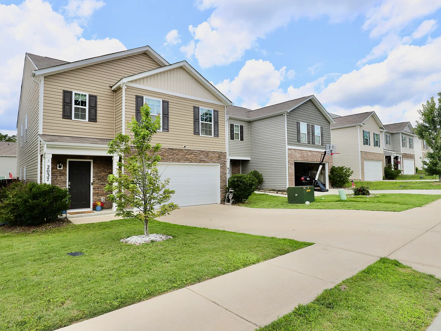 5 bed, 3.0 bath, 2368 sqft, $2,250 — Photo 2