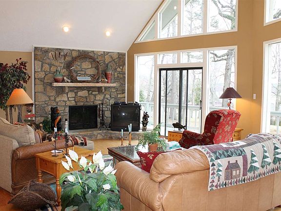 3rd image of 525 River Cliff Ln