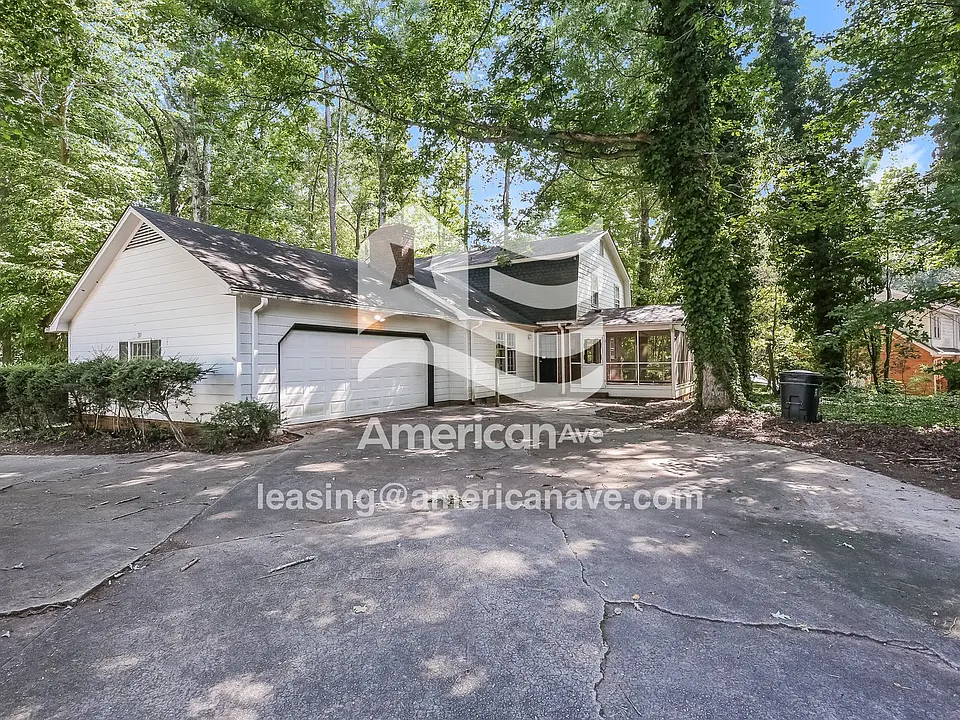 301 Holly Tree Ln
