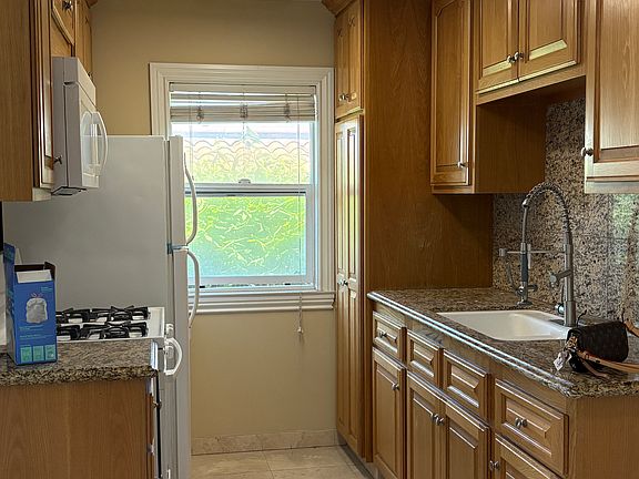 5th image of 718 21st St APT E