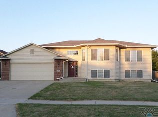 2212 S Villanova Ave, Sioux Falls, SD 57106