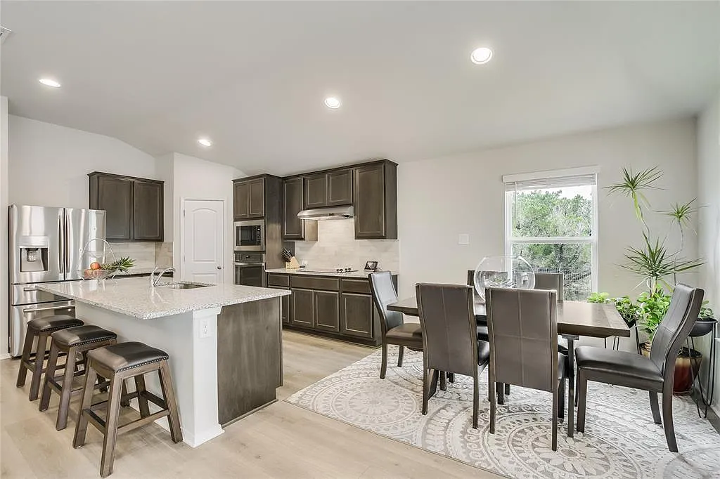 4 bed, 2.0 bath, 1813 sqft, $2,150 — Photo 4