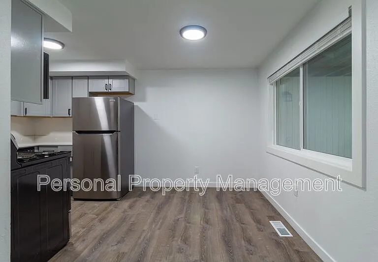 4325 E 17th St #7 — Photo 4