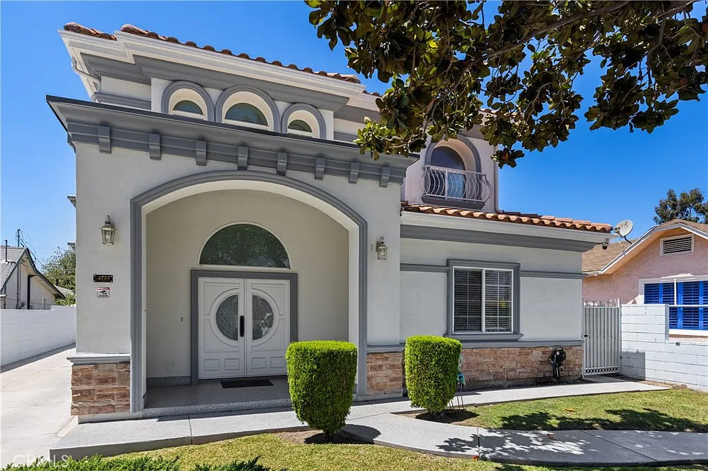 4 bed, 2300 sqft, $4,900 — Photo 2