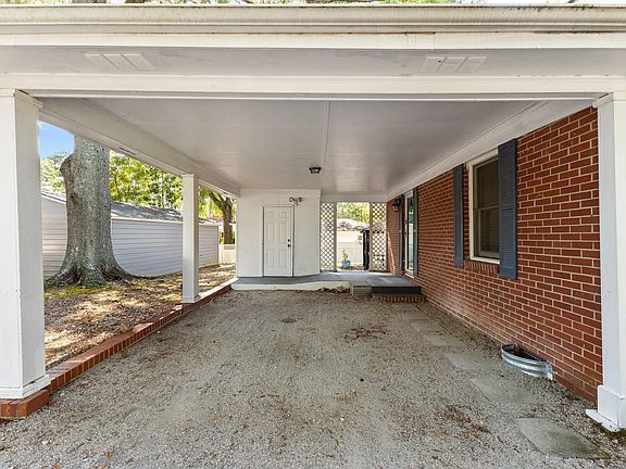 5th image of 220 Lakewood Dr