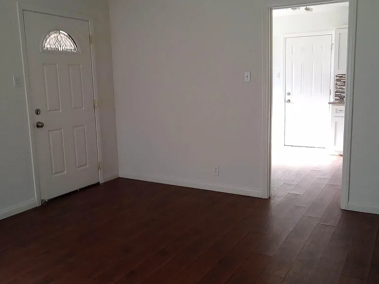1211 Flora St — Photo 3