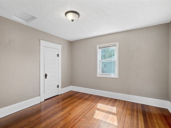 4th image of 501 E 6th St